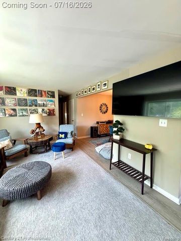 2820 Woodslee Drive 301, Royal Oak, MI 48073