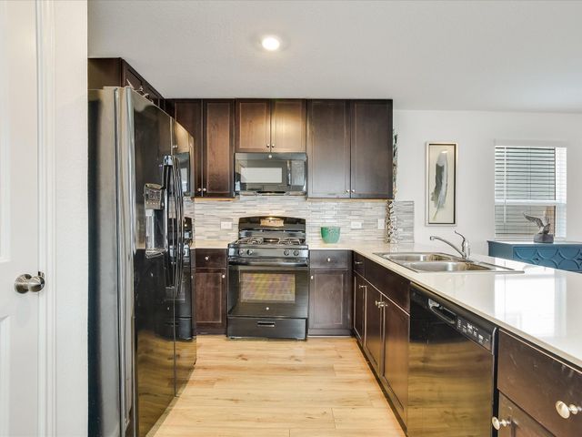 40 Trinity CIR, Lockhart, TX 78644