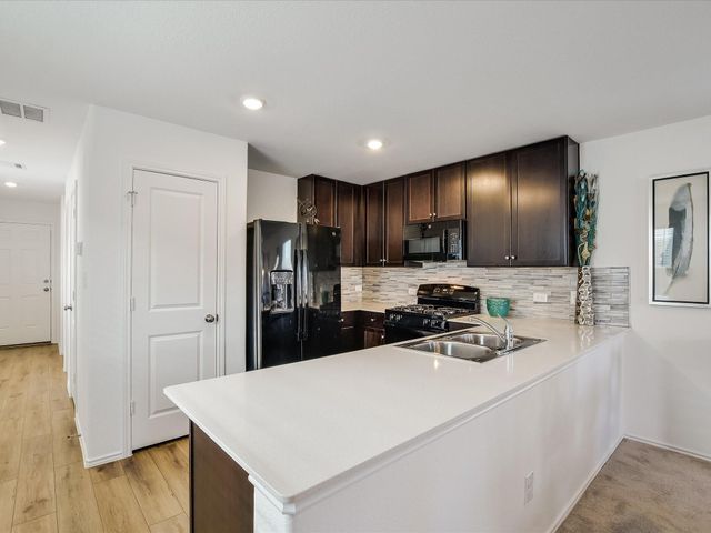 40 Trinity CIR, Lockhart, TX 78644