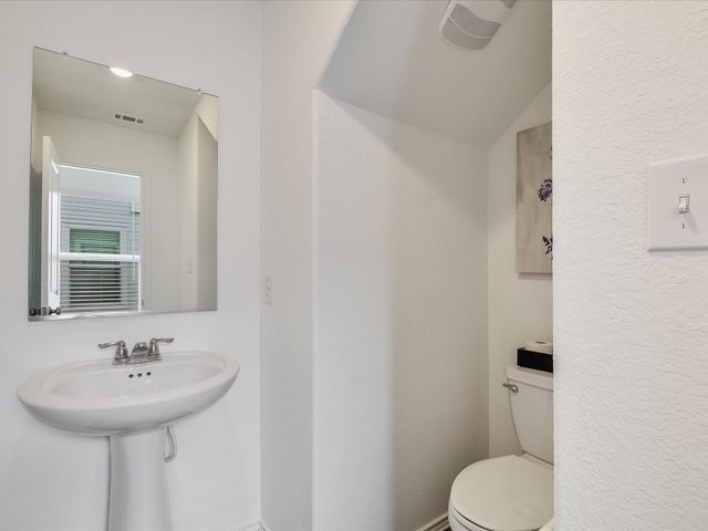 40 Trinity CIR, Lockhart, TX 78644
