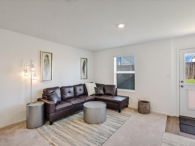 40 Trinity CIR, Lockhart, TX 78644