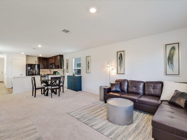 40 Trinity CIR, Lockhart, TX 78644