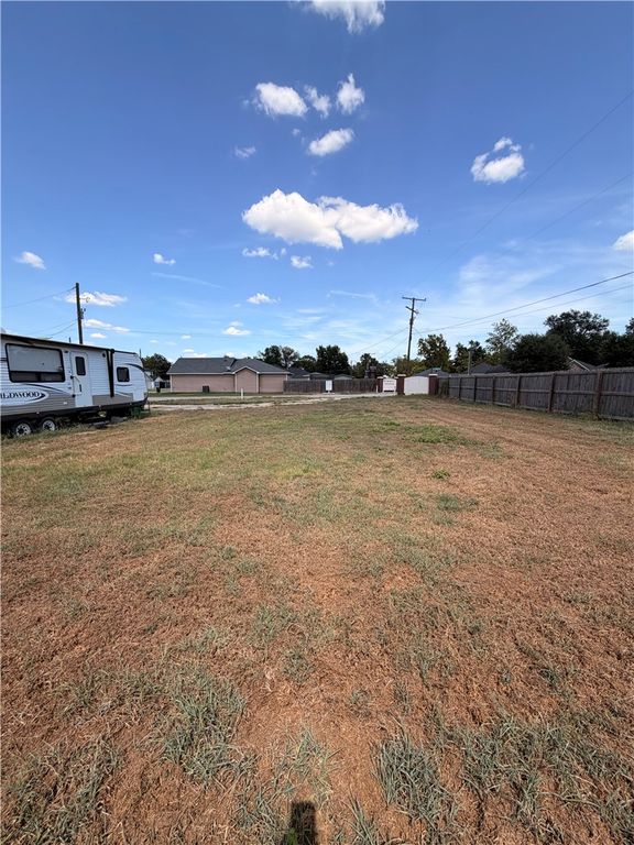 402 Wrangler Street, Franklin, TX 77856 — photo 3