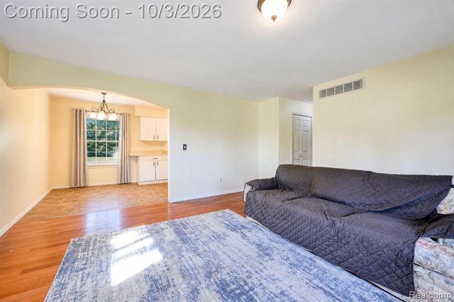 207 East Road, Holly, MI 48442