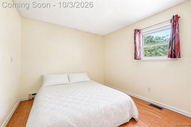 207 East Road, Holly, MI 48442