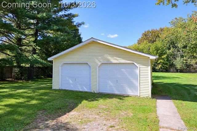 207 East Road, Holly, MI 48442