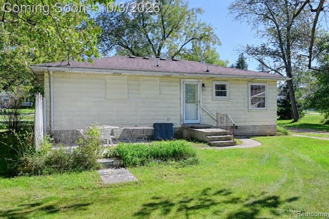 207 East Road, Holly, MI 48442