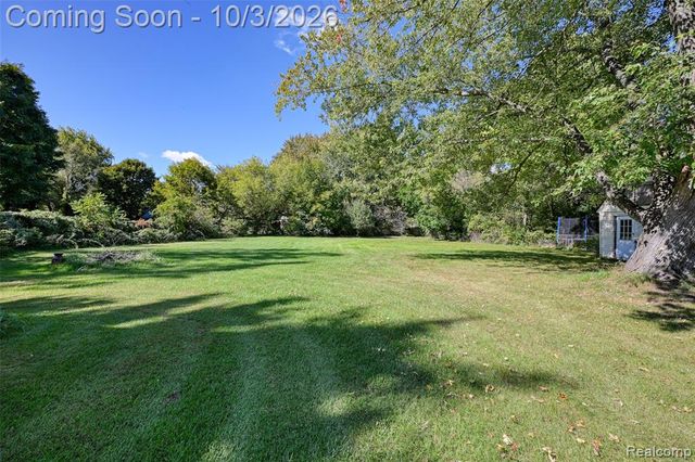 207 East Road, Holly, MI 48442