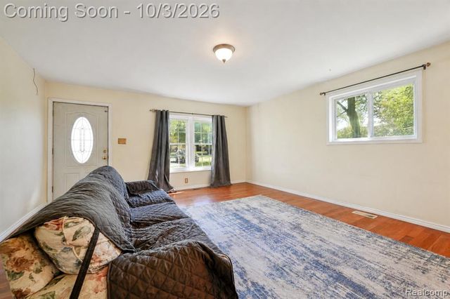 207 East Road, Holly, MI 48442