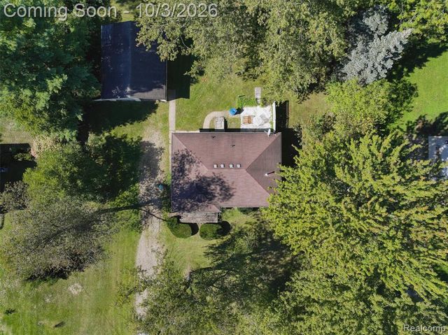 207 East Road, Holly, MI 48442