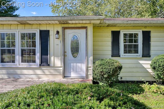 207 East Road, Holly, MI 48442