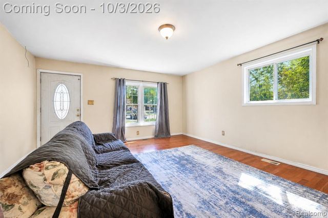 207 East Road, Holly, MI 48442