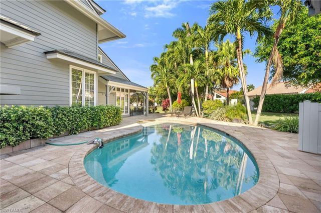 667 Bridgeway LN, Naples, FL 34108