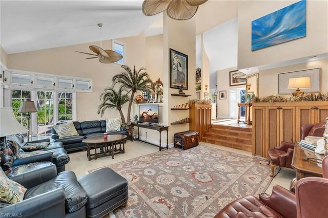 667 Bridgeway LN, Naples, FL 34108