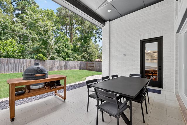 9722 Dani Lake Drive, Tomball, TX 77375