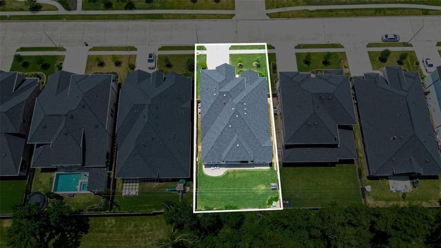 9722 Dani Lake Drive, Tomball, TX 77375