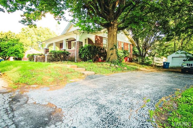 206 Crown Drive, Riverview, MO 63137