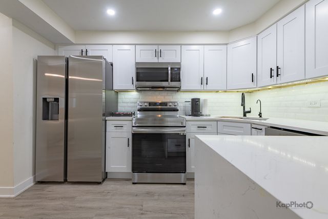 6612 W 64th Place 2W, Chicago, IL 60638