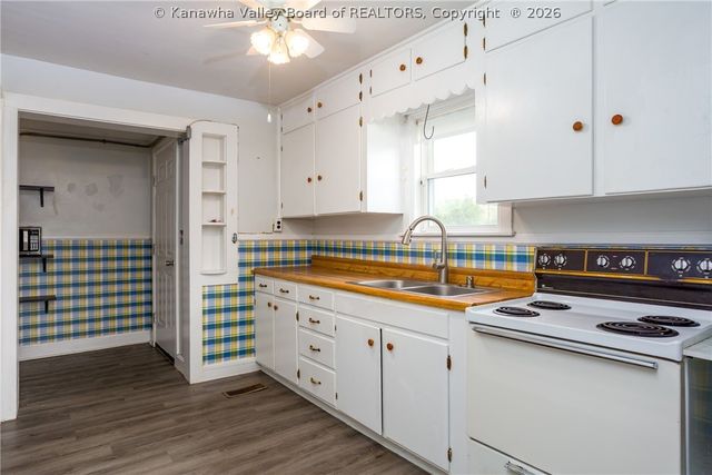 239 10th Avenue, South Charleston, WV 25303