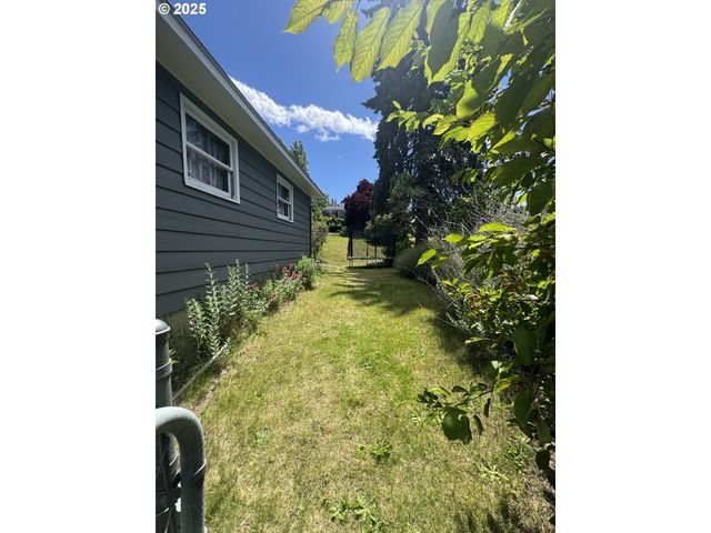 318 W 20TH St, The Dalles, OR 97058