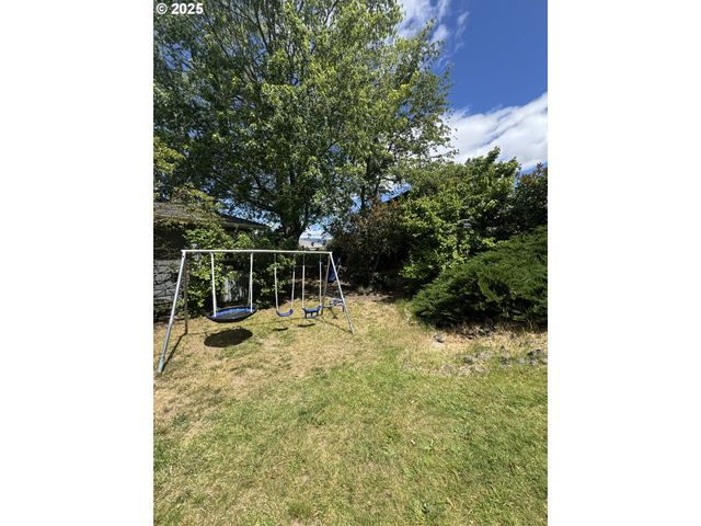 318 W 20TH St, The Dalles, OR 97058