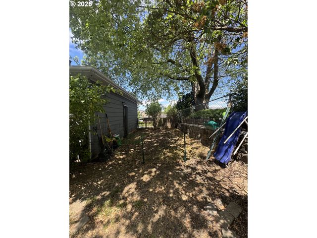 318 W 20TH St, The Dalles, OR 97058