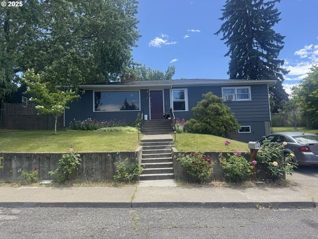 318 W 20TH St, The Dalles, OR 97058