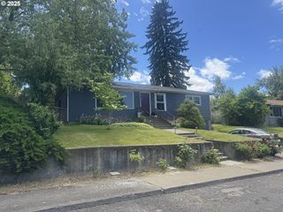 318 W 20TH St, The Dalles, OR 97058