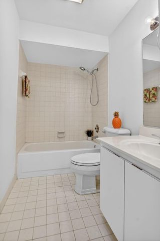 661 Deer Creek Hollows Circle, Deerfield Beach, FL 33442