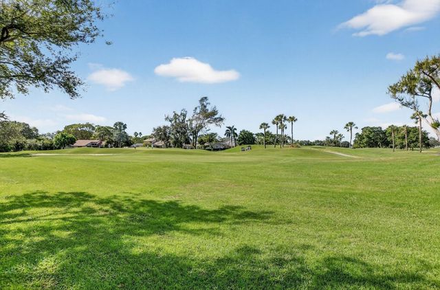 661 Deer Creek Hollows Circle, Deerfield Beach, FL 33442