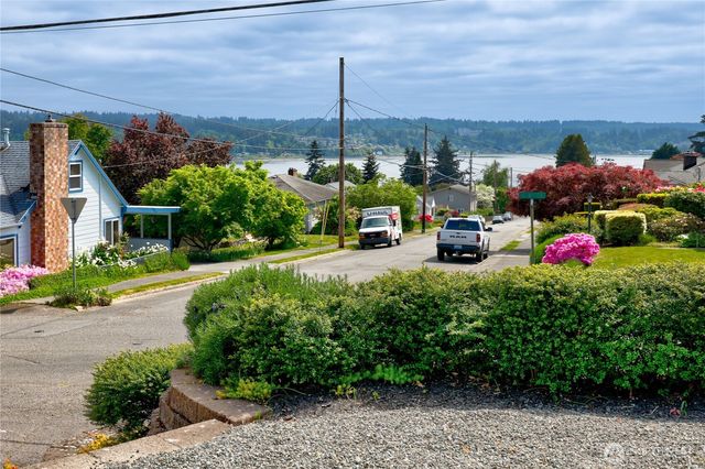 2702 E 16th Street, Bremerton, WA 98310