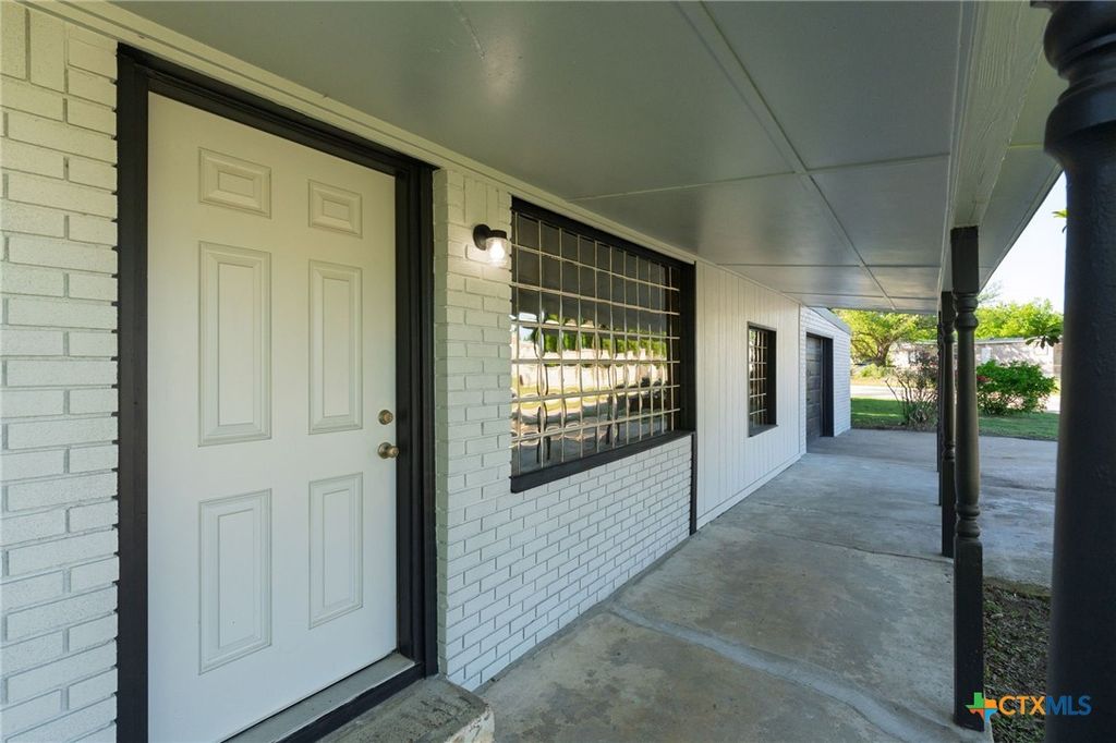 Image 4 of property listing at 126 E Bobwhite Lane, Harker Heights, TX 76548