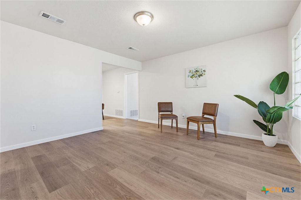 Image 6 of property listing at 126 E Bobwhite Lane, Harker Heights, TX 76548