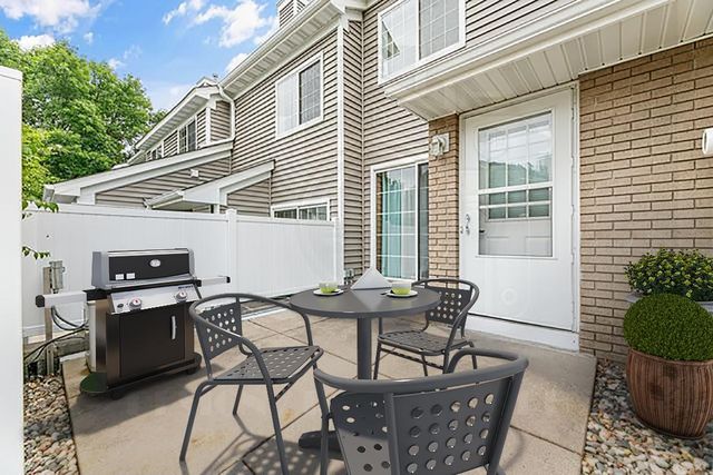 8456 Copperfield Way, Inver Grove Heights, MN 55076