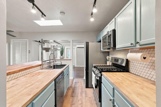 2723 Hyder Avenue SE, Albuquerque, NM 87106