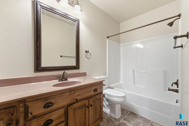 1325 W Wicklow Ct Court, Sioux Falls, SD 57108