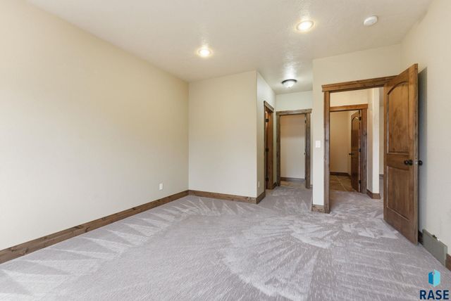 1325 W Wicklow Ct Court, Sioux Falls, SD 57108