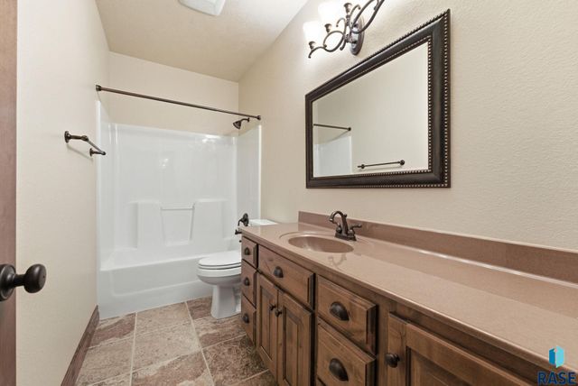 1325 W Wicklow Ct Court, Sioux Falls, SD 57108