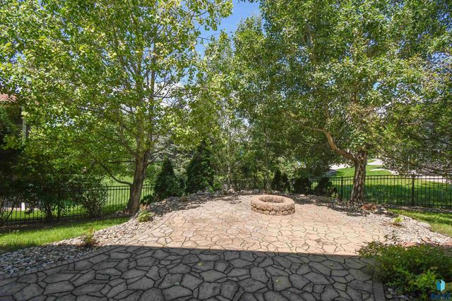 1325 W Wicklow Ct Court, Sioux Falls, SD 57108