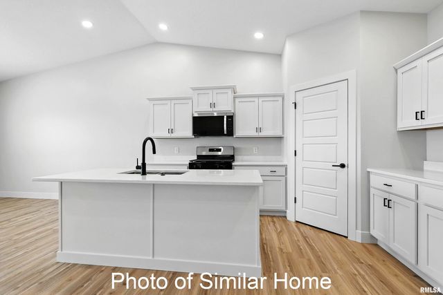 465 N 4TH Avenue, Eldridge, IA 52748