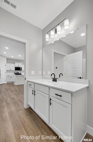 465 N 4TH Avenue, Eldridge, IA 52748