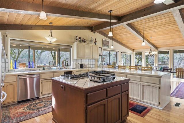 1407 Upper River Road, Gold Hill, OR 97525