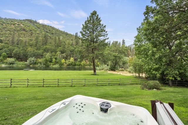 1407 Upper River Road, Gold Hill, OR 97525