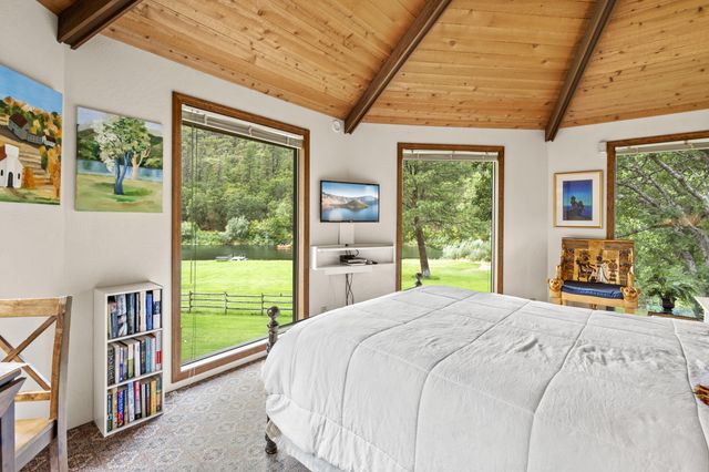 1407 Upper River Road, Gold Hill, OR 97525