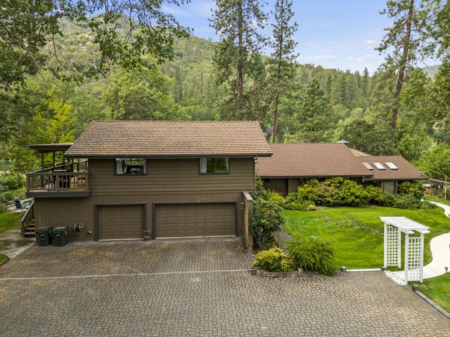 1407 Upper River Road, Gold Hill, OR 97525