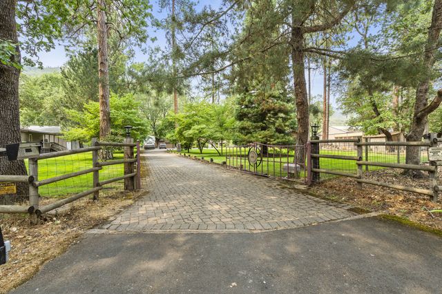 1407 Upper River Road, Gold Hill, OR 97525