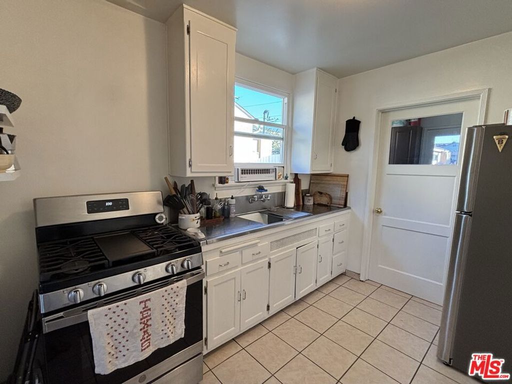 Image 49 of property listing at 10796 Galvin Street, Culver City, CA 90230