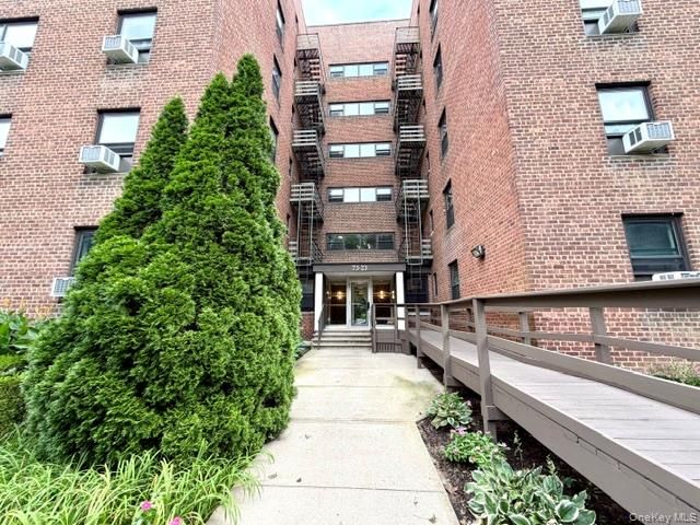 73-23 210th Street 6C, Bayside, NY 11364