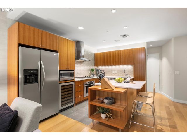 819 S PENNOYER St, Portland, OR 97239