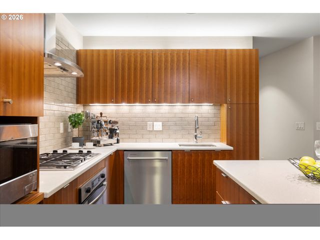 819 S PENNOYER St, Portland, OR 97239